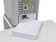 Eckenabrunder ECR 7C bei der Arbeit: Ein Stapel Papier wird sicher zum Abrunden der Ecken eingeführt.